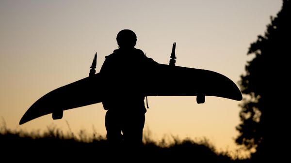 Pripadnik specijalnih snaga Ahmat lansira dron u zoni specijalne vojne operacije - Sputnik Srbija