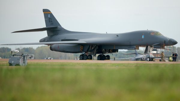 Američki bombarder B-1 u britanskoj bazi Ferford. Američki bombarder B-1 u britanskoj bazi Ferford. - Sputnik Srbija