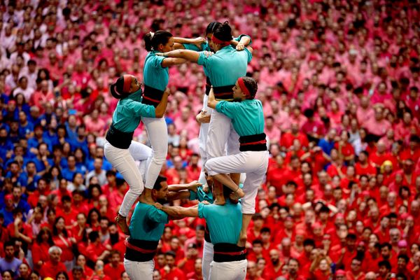 Članovi grupe „Castellers de Vilafranca“ formiraju ljudsku kulu, poznatu kao „kastelj“, tokom takmičenja u izgradnji ljudskih kula, - Sputnik Srbija