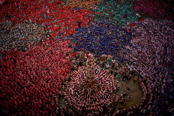 Članovi grupe „Castellers de Colla Vella“ formiraju „kastelj“, odnosno ljudsku kulu, tokom 30. takmičenja u izgradnji kastelja, odnosno takmičenja u ljudskim kulama, u Taragoni u Španiji - Sputnik Srbija