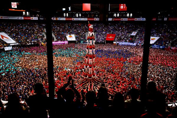 Članovi grupe „Castellers Colla Joves Xiquets de Valls“ formiraju ljudsku kulu - Sputnik Srbija