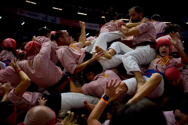 Članovi grupe „Castellers Xiquets de Tarragona“ padaju dok pokušavaju da formiraju „kastelj“, odnosno ljudsku kulu, tokom 30. takmičenja u izgradnji kastelja. - Sputnik Srbija