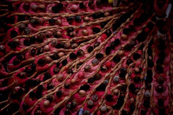 Članovi grupe „Castellers Colla Vella“ formiraju „kastelj“, odnosno ljudsku kulu, tokom 30. takmičenja u izgradnji kastelja. - Sputnik Srbija