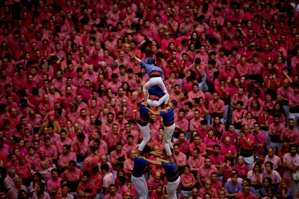 Članovi grupe „Castellers Vila de Gracia“ formiraju „kastelj“. - Sputnik Srbija