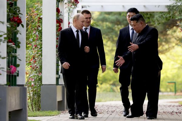 19. jun 2024. Ruski predsednik Vladimir Putin i predsednik države Demokratske Narodne Republike Koreje Kim Džong Un (desno) tokom sastanka u Pjongjangu. 19. jun 2024. Ruski predsednik Vladimir Putin i predsednik države Demokratske Narodne Republike Koreje Kim Džong Un (desno) tokom sastanka u Pjongjangu. - Sputnik Srbija