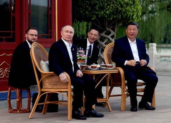 16. maj 2024. Ruski predsednik Vladimir Putin i kineski predsednik Si Đinping tokom neformalnog sastanka u vladinoj rezidenciji Džongnanhaj. 16. maj 2024. Ruski predsednik Vladimir Putin i kineski predsednik Si Đinping tokom neformalnog sastanka u vladinoj rezidenciji Džongnanhaj. - Sputnik Srbija