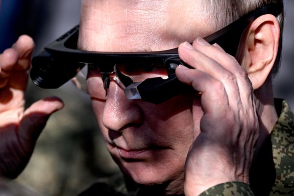 16. septembar 2025. Ruski predsednik Vladimir Putin isprobava termovizijske naočare „Vilin konjanik“ tokom pregleda oružja, vojne i specijalne opreme u Nižnjenovgorodskoj oblasti. Naočare imaju električni zum i omogućavaju vid do 1 kilometra udaljenosti. 16. septembar 2025. Ruski predsednik Vladimir Putin isprobava termovizijske naočare „Vilin konjanik“ tokom pregleda oružja, vojne i specijalne opreme u Nižnjenovgorodskoj oblasti. Naočare imaju električni zum i omogućavaju vid do 1 kilometra udaljenosti. - Sputnik Srbija