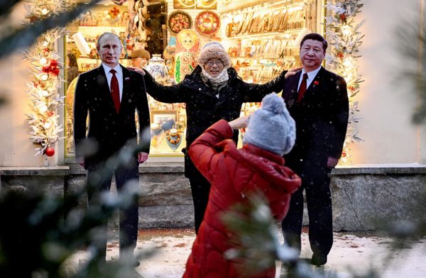 Turista se fotografiše pored statua ruskog predsednika Vladimira Putina i kineskog predsednika Si Đinpinga na Arbatskoj ulici. Turista se fotografiše pored statua ruskog predsednika Vladimira Putina i kineskog predsednika Si Đinpinga na Arbatskoj ulici. - Sputnik Srbija