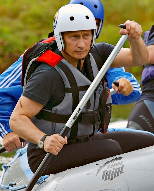 Tokom kratkog odmora u Altajskom kraju, ruski predsednik Vladimir Putin se spustio raftingom niz reku Čariš. Tokom kratkog odmora u Altajskom kraju, ruski predsednik Vladimir Putin se spustio raftingom niz reku Čariš. - Sputnik Srbija