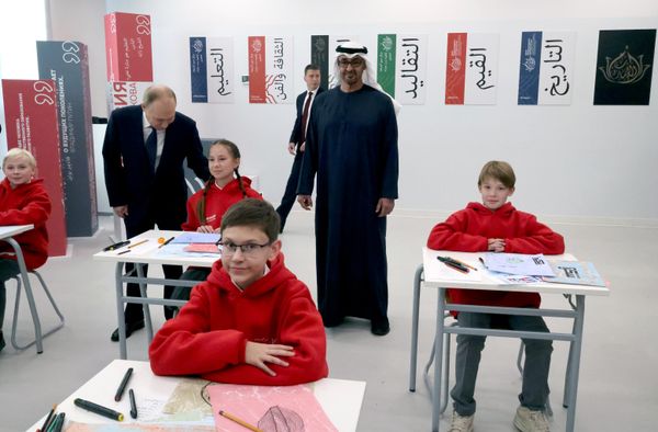 21 oktobra 2024. Predsednik Ruske Federacije Vladimir Putin i predsednik Ujedinjenih Arapskih Emirata Muhamed bin Zajed Al Nahjan tokom otvaranja Centra za međunarodnu saradnju sa Ujedinjenim Arapskim Emiratima u oblasti obrazovanja, koji nosi ime šeihe Fatime bint Mubarak, pri gimnaziji imena J. M. Primakova. 21 oktobra 2024. Predsednik Ruske Federacije Vladimir Putin i predsednik Ujedinjenih Arapskih Emirata Muhamed bin Zajed Al Nahjan tokom otvaranja Centra za međunarodnu saradnju sa Ujedinjenim Arapskim Emiratima u oblasti obrazovanja, koji nosi ime šeihe Fatime bint Mubarak, pri gimnaziji imena J. M. Primakova. - Sputnik Srbija