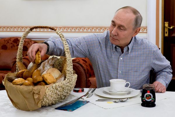 20. decembar 2025. Ruski predsednik Vladimir Putin primio je pekarske proizvode iz pekare Mašenka u Moskovskoj oblasti, čiji se vlasnik Denis Maksimov obratio šefu države tokom programa „Itogi godine“ (Rezultati godine) 19. decembra. 20. decembar 2025. Ruski predsednik Vladimir Putin primio je pekarske proizvode iz pekare Mašenka u Moskovskoj oblasti, čiji se vlasnik Denis Maksimov obratio šefu države tokom programa „Itogi godine“ (Rezultati godine) 19. decembra. - Sputnik Srbija