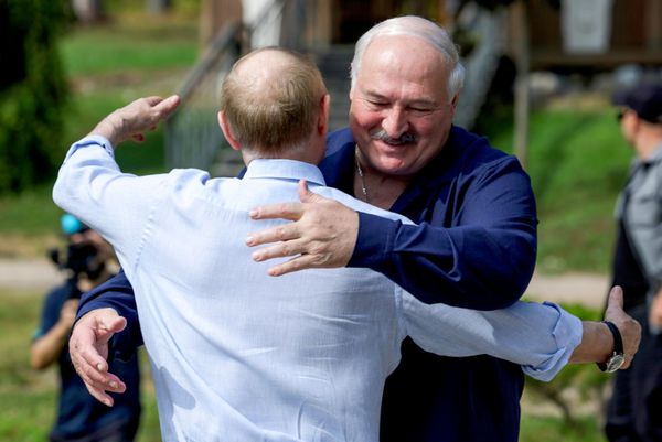 1. avgust 2025. Ruski predsednik Vladimir Putin i beloruski predsednik Aleksandar Lukašenko tokom posete Smolenskom skitu Spaso-Preobraženskog Valaamskog stavropigijskog manastira. 1. avgust 2025. Ruski predsednik Vladimir Putin i beloruski predsednik Aleksandar Lukašenko tokom posete Smolenskom skitu Spaso-Preobraženskog Valaamskog stavropigijskog manastira. - Sputnik Srbija