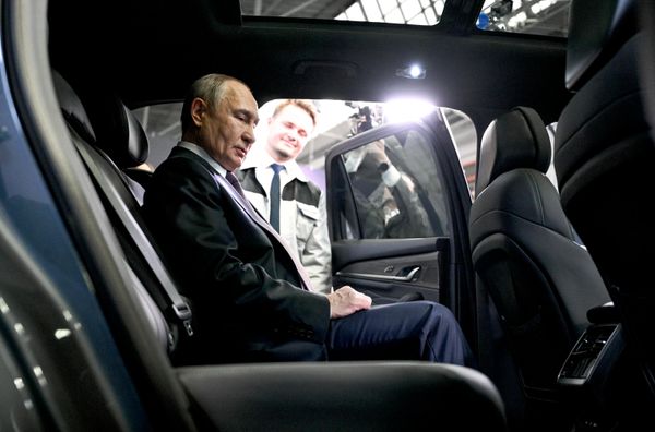 28. avgust 2026. Ruski predsednik Vladimir Putin tokom inspekcije automobilskog klastera Nižnji Novgorod. 28. avgust 2026. Ruski predsednik Vladimir Putin tokom inspekcije automobilskog klastera Nižnji Novgorod. - Sputnik Srbija