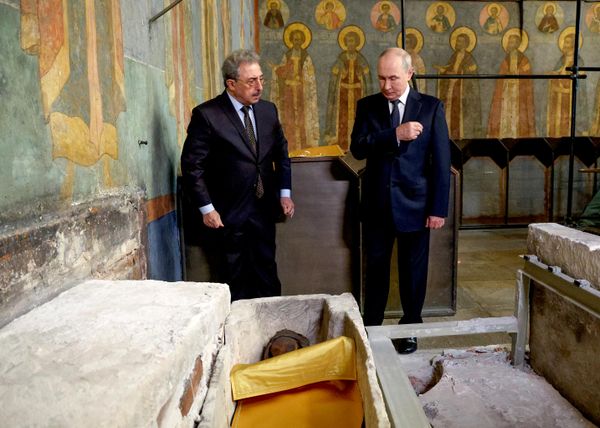 20. avgust 2026. Ruski predsednik Vladimir Putin stoji kod sarkofaga u kojem se nalaze mošti svetog ratnog kneza Dmitrija Donskog u Arhangelskoj katedrali Moskovskog Kremlja.. 20. avgust 2026. Ruski predsednik Vladimir Putin stoji kod sarkofaga u kojem se nalaze mošti svetog ratnog kneza Dmitrija Donskog u Arhangelskoj katedrali Moskovskog Kremlja.. - Sputnik Srbija
