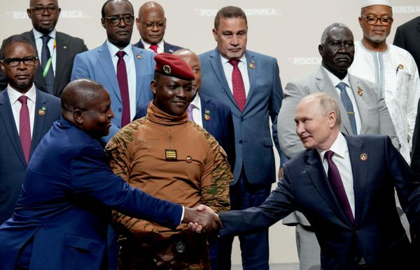28. jul 2023. Ruski predsednik Vladimir Putin pozira za fotografiju sa šefovima delegacija koje učestvuju na 2. samitu Rusija-Afrika u Sankt Peterburgu. U prvom planu, levo: predsednik Mozambika Filipe Njusi. 28. jul 2023. Ruski predsednik Vladimir Putin pozira za fotografiju sa šefovima delegacija koje učestvuju na 2. samitu Rusija-Afrika u Sankt Peterburgu. U prvom planu, levo: predsednik Mozambika Filipe Njusi. - Sputnik Srbija