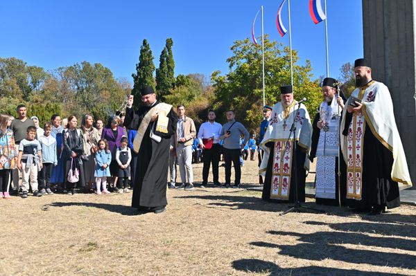 Obeležavanje Dana sećanja otpočelo je služenjem pomena nevino stradalim,  koji je služio Episkop lipljanski i vojni vikar Patrijarha srpskog Dositej - Sputnik Srbija