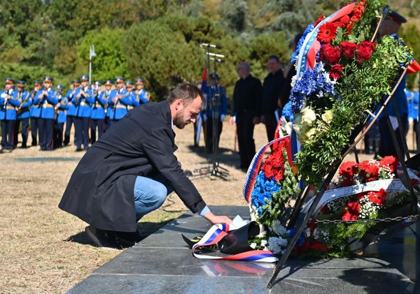 Bojan Arbutina, direktor Muzeja žrtava genocida, koji često ukazuje na to da se spomen-park u Jajincima koristi kao mesto za izlete i brojne neprimerene aktivnosti (voze se auto-trke, organizuju izleti, proslave...) - Sputnik Srbija