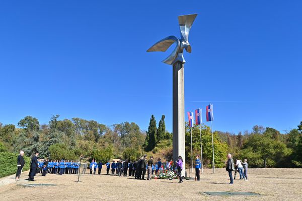 Svake godine početkom oktobra, u Spomen-parku „Jajinci”, na mestu gde su nacisti i njihovi pomagači pogubili na desetine hiljada nevinih žrtava, obeležava se Dan sećanja na stradanje Srba, Jevreja i Roma u Drugom svetskom ratu  - Sputnik Srbija