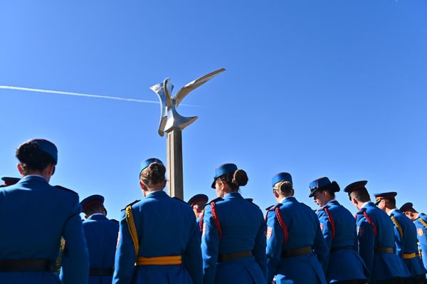 Formiranje spomen-parka otpočeto je 7. jula 1951. godine postavljanjem prvog spomenika na samom ulazu u kompleks. Spomenik je delo vajara Stevana Bodnarova i arhitekte Leona Kobilja - Sputnik Srbija