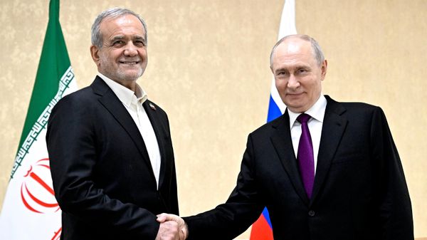 Predsednik Irana Masud Pezeškijan i predsednik Rusije Vladimir Putin - Sputnik Srbija