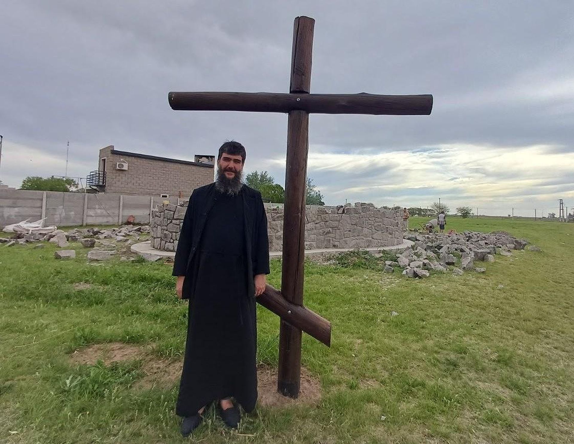 Otac Aleksandar se nada da će sledeću Vaskršnju liturgiju služitiu crkvi Svetog Vasilija - Sputnik Srbija, 1920, 11.10.2026