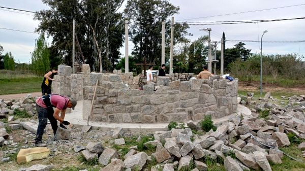 Посебан материјал допремили су из каменолома у Дин Фунесу, камионима Матијасова браћа Хавијер и Давид Гвозденовић - Sputnik Србија