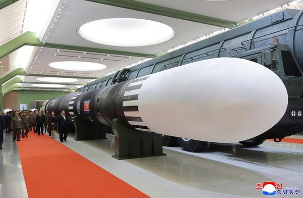 Изложене су ракете: Интерконтинентална балистичка ракета „Хвасонг-20“ и Хиперсонична ракета „Хвасонг-16ма“. - Sputnik Србија