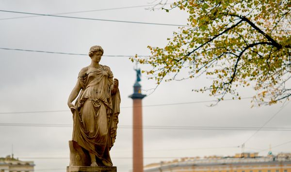 Skulptura „Farneska Flora“ u Aleksandrovskom vrtu u Sankt Peterburgu,  impresivna dekorativna mramorna statua. - Sputnik Srbija
