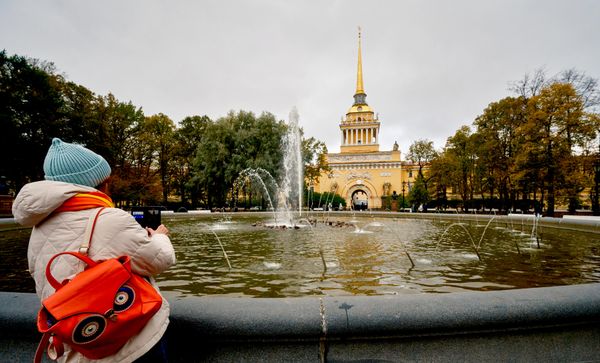 U parkovima nekadašnje carske prestonice priroda priređuje spektakl boja, dok staze i aleje čuvaju duh prošlih vremena. - Sputnik Srbija