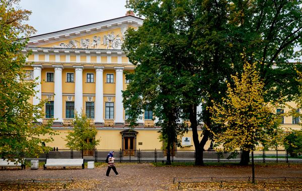 Žuto lišće, tamnozelene krošnje i svetlost niskog jesenjeg sunca stvaraju posebnu atmosferu u samom srcu nekadašnje ruske prestonice.  - Sputnik Srbija