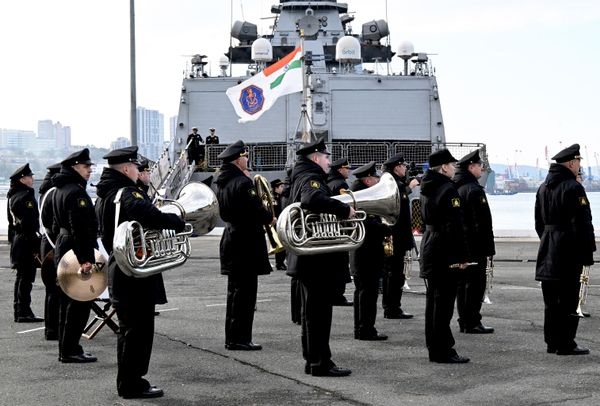 Rusku stranu predstavlja korveta „Heroj Ruske Federacije Aldar Cidenžapov”, dok indijska strana na vežbama učestvuje sa fregatom „Sahjadri”. - Sputnik Srbija