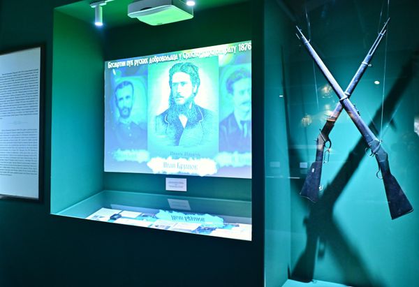 Uprkos opremljenijem i brojčano nadmoćnijem neprijatelju, manje od 40.000 ljudi, naoružanim zastarelim puškama, četiri meseca su herojski odbijali nalete više od 100.000 Osmanlija naoružanih Krupovom artiljerijom. - Sputnik Srbija