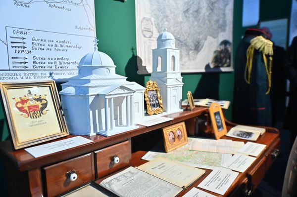  Pred očima posetioca našli su se i eksponati iz Istorijsko-regionalnog muzeja grada Kruglom u Belorusiji. Zahvaljujući angažovanju ambasade te zemlje, originalni eksponati iz beloruskih muzeja prvi put su stigli u Ruski dom i Srbiju. - Sputnik Srbija