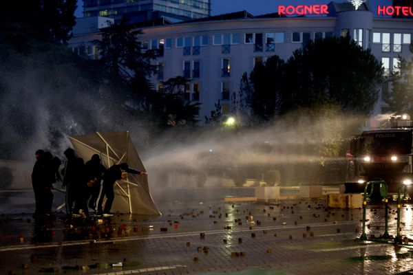 Meta demonstranata bilo je i Ministarstvo pravde, kao i tržni centar "Toptani", na kome je grupa ljudi razbila prozore na fasadi zgrade. - Sputnik Srbija