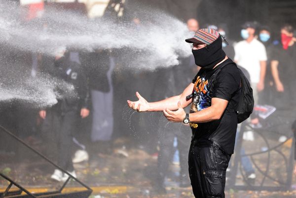 Zbog zaoštrene situacije, dodatne policijske snage su stigle u to područje, sa ciljem da rasteraju gomilu i stave situaciju pod kontrolu a uhapšeno je više učesnika protesta. - Sputnik Srbija