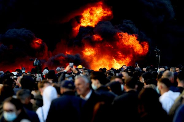Incidenata je bilo i u drugim delovima Tirane a da bi rasterala gomilu policija je upotrebila suzavac i šok bombe u velikim razmerama. - Sputnik Srbija