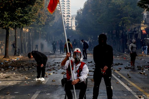 Policija je saopštila da je tokom protesta protekle noći povređeno 14 policajaca i pozvala je učesnike protesta da se distanciraju od nasilja, maskiranih i nasilnih osoba, kao i da će odgovorni za nasilje biti identifikovani i privedeni. - Sputnik Srbija