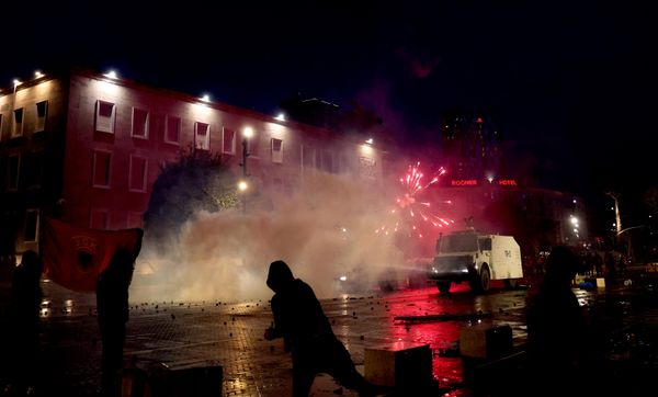 Ona je na društvenim mrežama upozorila da je Albanija u prošlosti skupo platila cenu haosa, koji je, kako je navela, u ime besa i revolta bio praćen napadima na institucije, uništavanjem imovine i krizama koje su ugrozile razvoj i stabilnost zemlje. - Sputnik Srbija