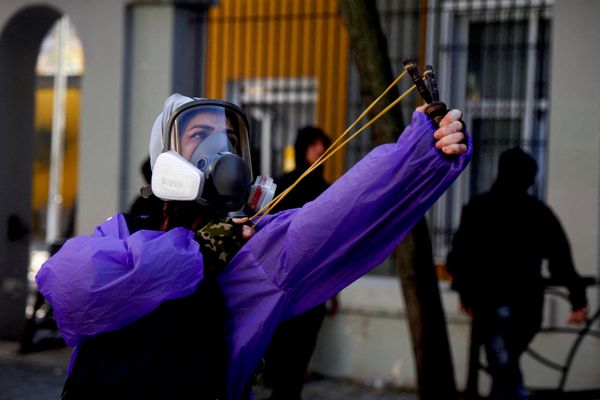 Potpredsednica albanske vlade Albana Kočiu takođe je osudila nasilje i uništavanje javne i privatne imovine tokom protesta u Tirani, pozivajući na smirenost, uzdržanost i razboritost. - Sputnik Srbija