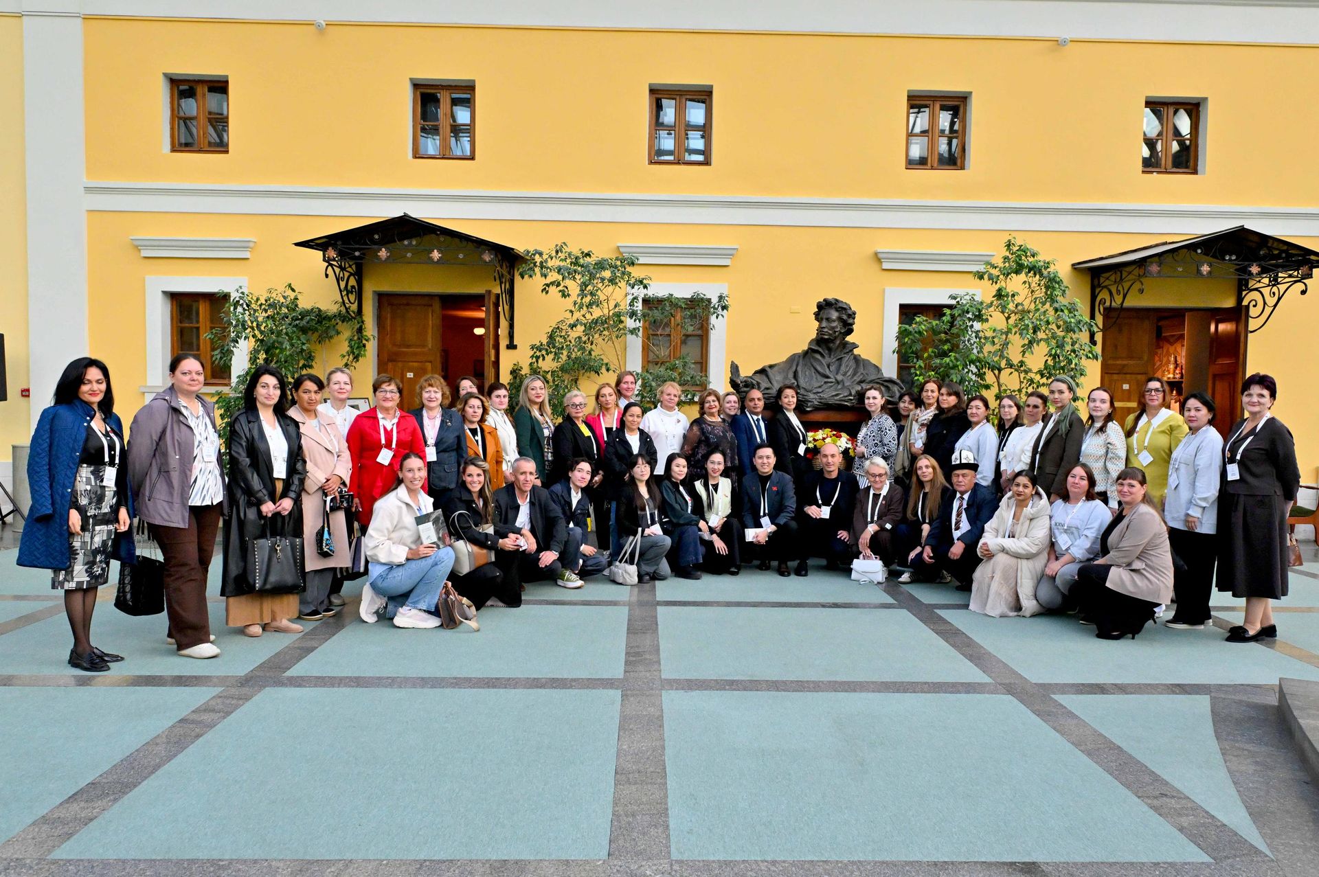 Profesori ruskog jezika u Moskvu su stigli iz raznih zemalja, od Italije i Švedske, preko Kine, Vijetnama i Indije Profesori ruskog jezika u Moskvu su stigli iz raznih zemalja, od Italije i Švedske, preko Kine, Vijetnama i Indije - Sputnik Srbija, 1920, 15.10.2026