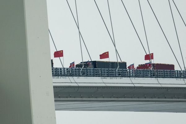 Током отварања, камиони украшени кинеским заставама чекали су на мосту испред прелаза. - Sputnik Србија