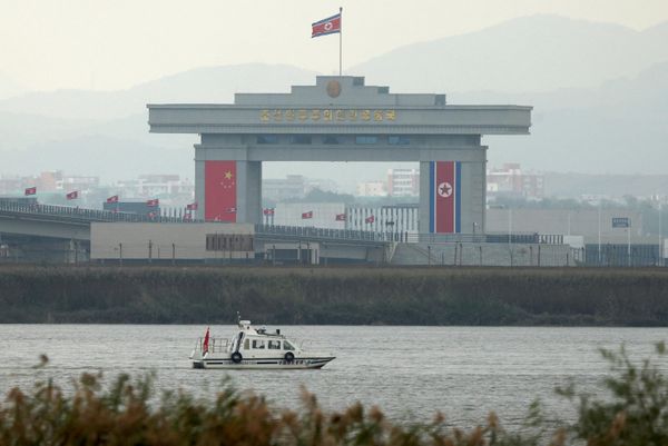 Кинески премијер Ли Ћијанг изјавио је данас, приликом отварања моста између Кине и Северне Кореје, да односи две земље улазе у нову фазу и да отварају ново поглавље. - Sputnik Србија