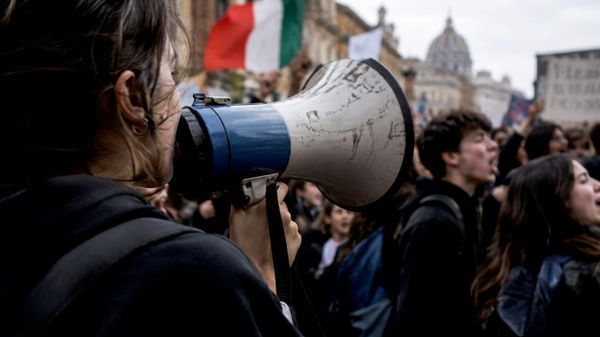 Протест италијанских средњошколаца  - Sputnik Србија