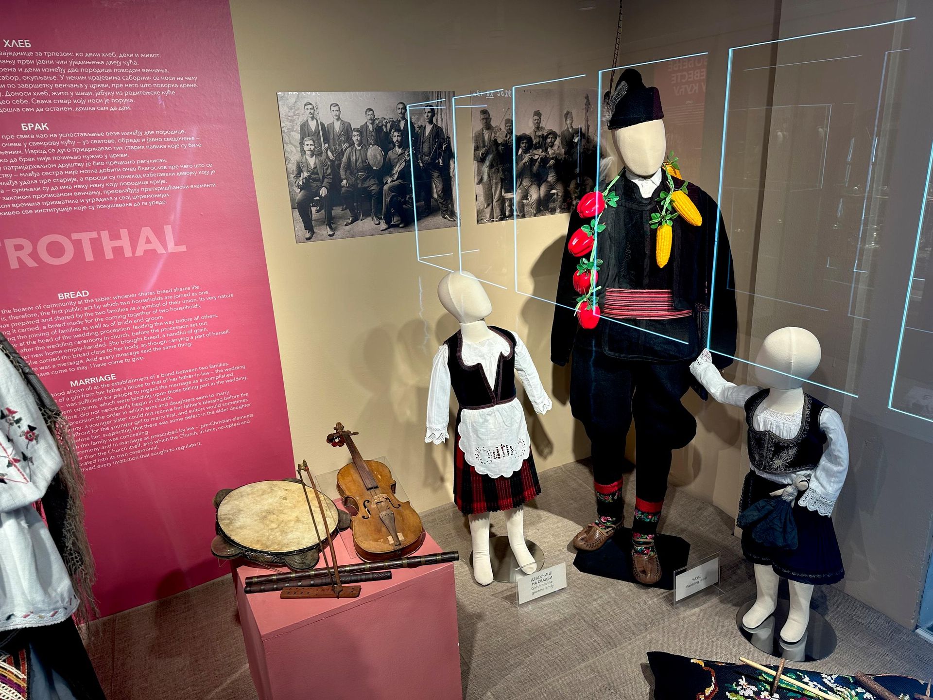 Prvu stalnu izložbu u Etnografskom muzeju 1904. godine otvorio je kralj Petar Prvi Karađorđević povodom obeležavanja stogodišnjice Prvog srpskog ustanka. Za čuvara (upravnika) Muzeja postavljen je dr Sima Trojanović, a za prvog kustosa je, nešto kasnije, imenovan Nikola Zega.  - Sputnik Srbija, 1920, 16.10.2026