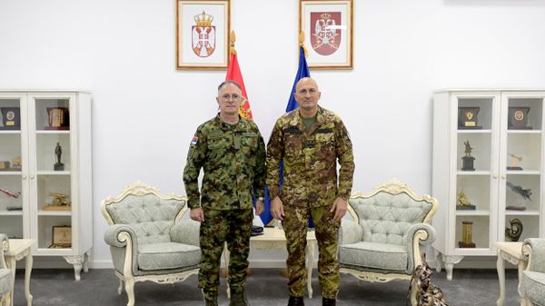 Načelnik Generalštaba Vojske Srbije general Milan Mojsilović i komandant Kfora general-major Roberto Vergori - Sputnik Srbija