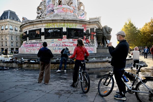 Na Trgu Republike u Parizu ispisani su grafiti sa različitim parolama, među kojima se najčešće ističe „ACAB“, usmeren protiv policije. - Sputnik Srbija