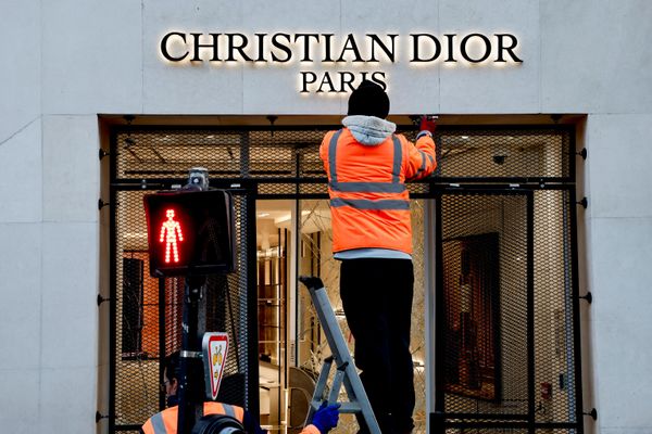 Radnici popravljaju izlog oštećene prodavnice „Kristijan Dior“ i postavljaju zaštitnu rešetku. - Sputnik Srbija