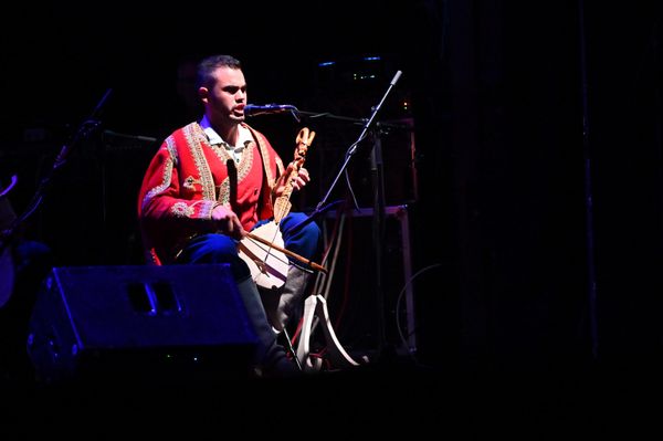 Gusle su danas važan deo tradicionalne muzike koje ni vreme, a ni moderni uticaji nisu uspeli da zamene i potisnu. Čast da otvore guslarsko veče imale su mlade nade iz škole gusala Sandić   - Sputnik Srbija