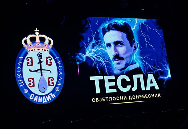 Spektakularno guslarsko veče pod nazivom „Gusle i Tesla — Svetlosni Donebesnik priređeno u čast srpskog velikana Nikole Tesle, održano je proteklog vikenda u velikoj sali MTS Dvorane u Beogradu - Sputnik Srbija