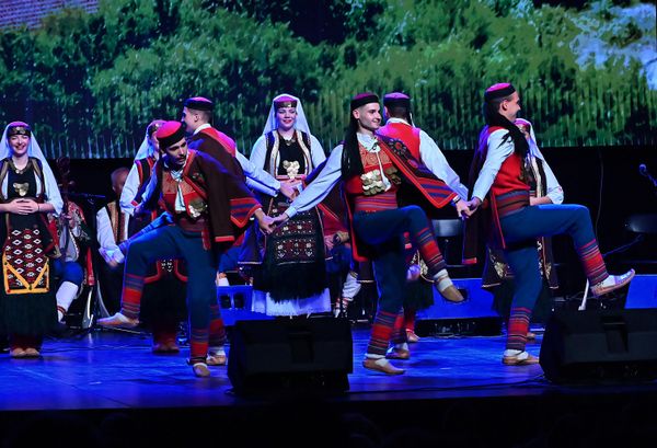 Na samom kraju večeri, spektakularnim izvođenjem crnogorskih igara, članovi Folklornog umetničkog društva Mladost su razgalili srca publike i ugrejali dlanove - Sputnik Srbija